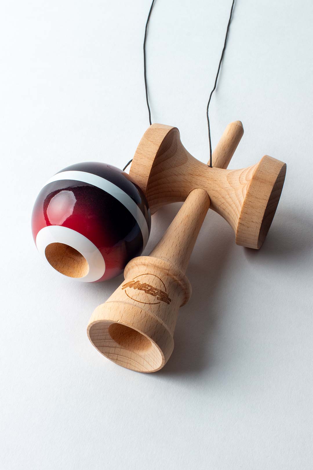 公式サイト SHAPE BROKEN - BLACK/RED - FADE HORIZON – Kendamas Sweets スキー